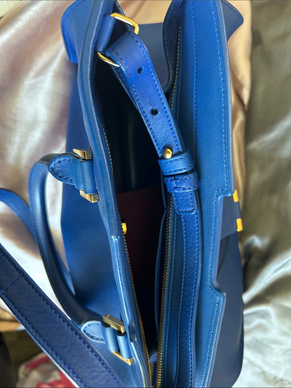 Ysl Cabas, very good condition except two on the bottom inside pls check photos. - Picture 11 of 17